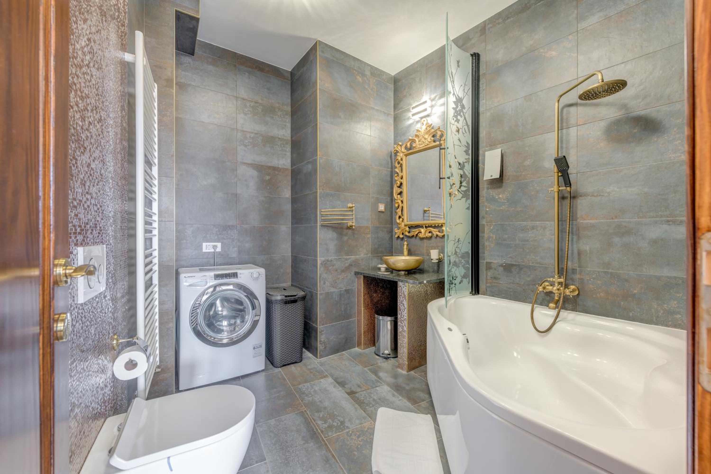 Grand Square Suite - Tale Of The City view 3