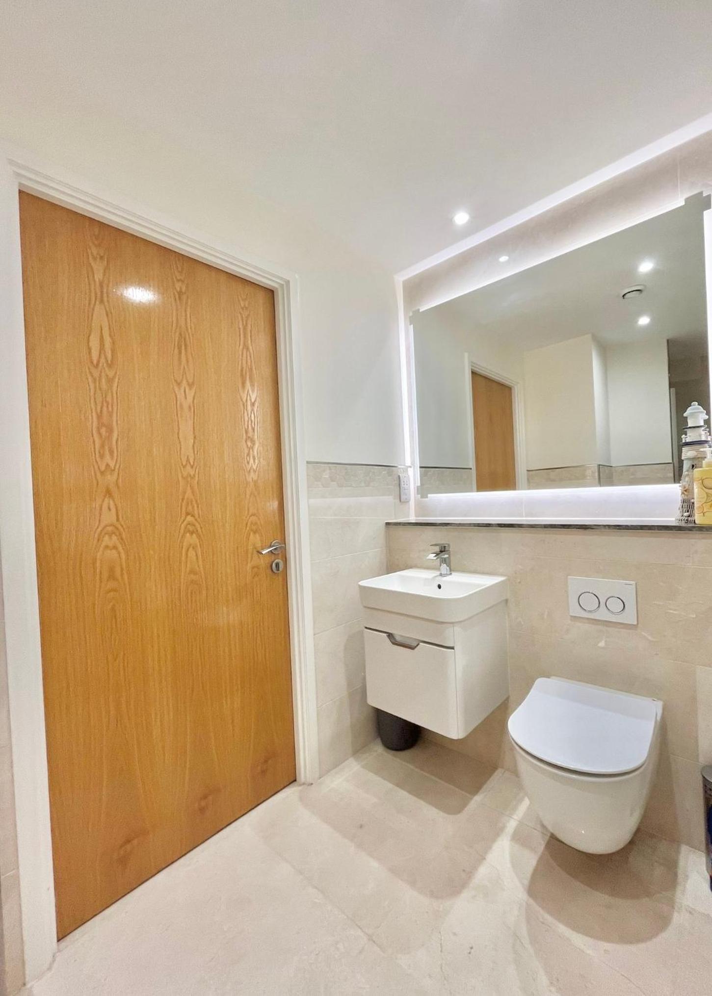 22nd Floor Luxury City Centre Apartment view 2