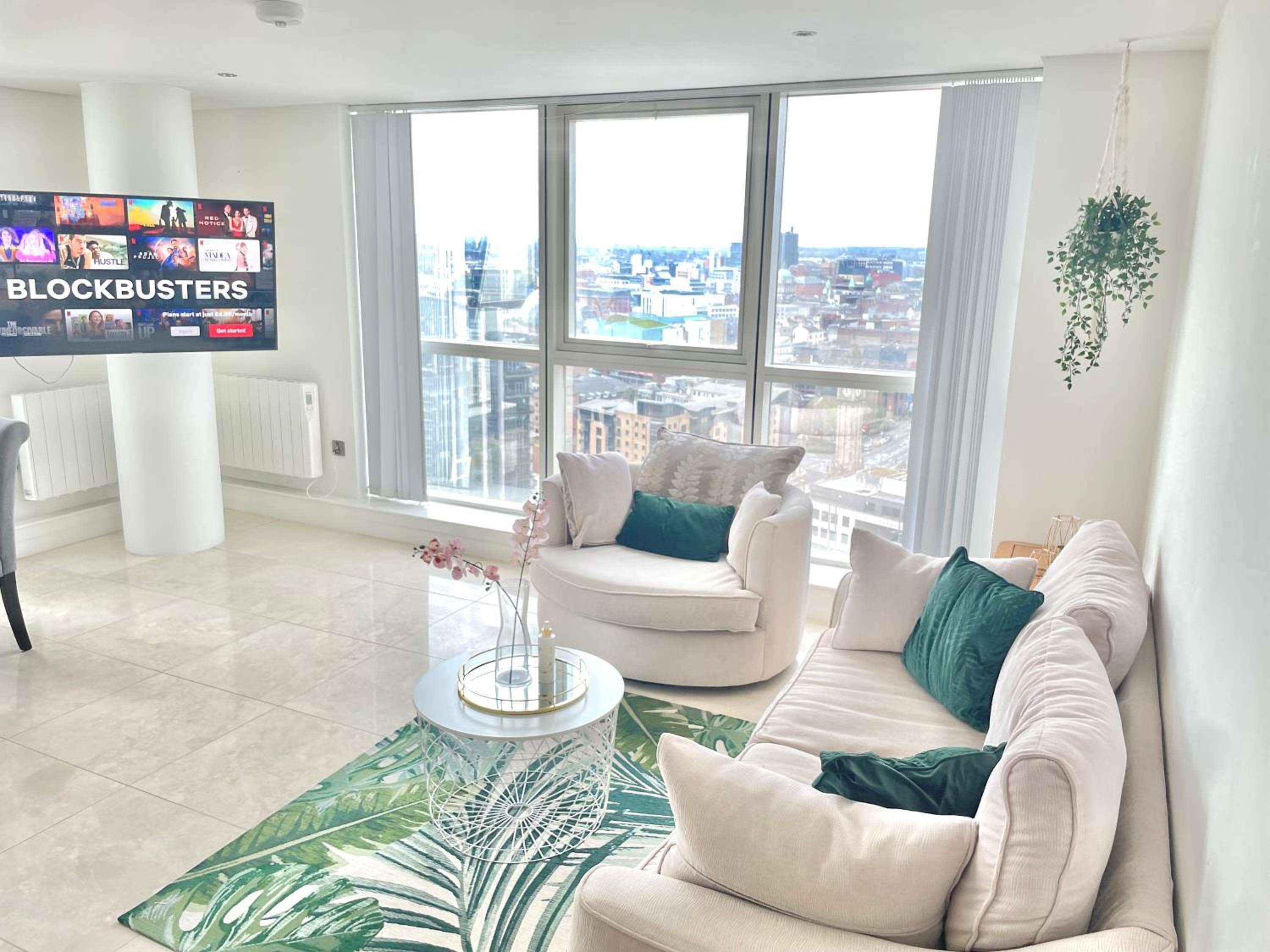 22nd Floor Luxury City Centre Apartment view 3