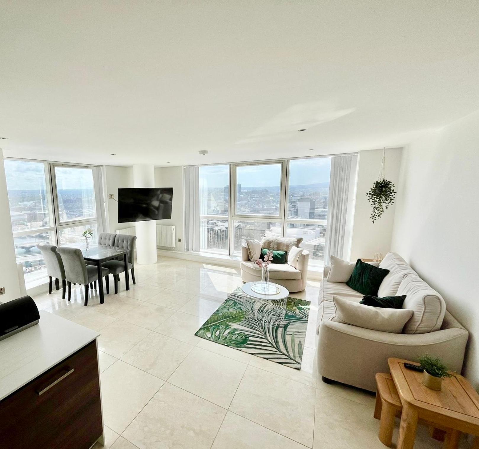 22nd Floor Luxury City Centre Apartment view 5