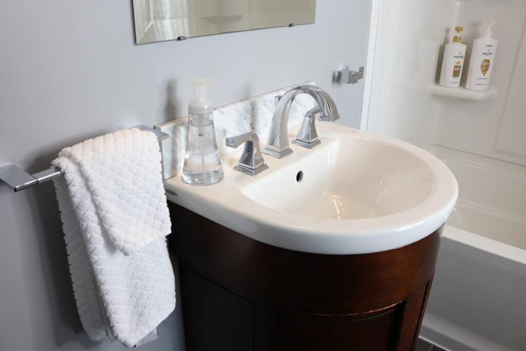 Victoria Vacations - LOCATION LOCATION LOCATION IMMACULATE 1 BEDROOM SUITE - Property Image 48