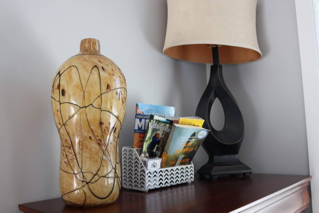 Victoria Vacations - LOCATION LOCATION LOCATION IMMACULATE 1 BEDROOM SUITE - Property Image 23