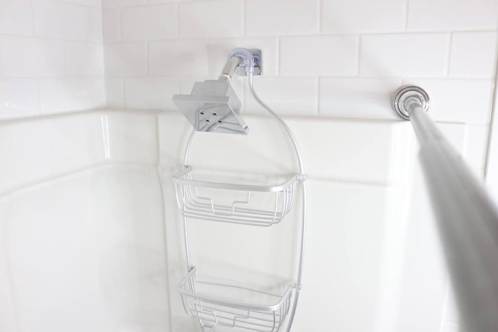 Victoria Vacations - LOCATION LOCATION LOCATION IMMACULATE 1 BEDROOM SUITE - Property Image 47