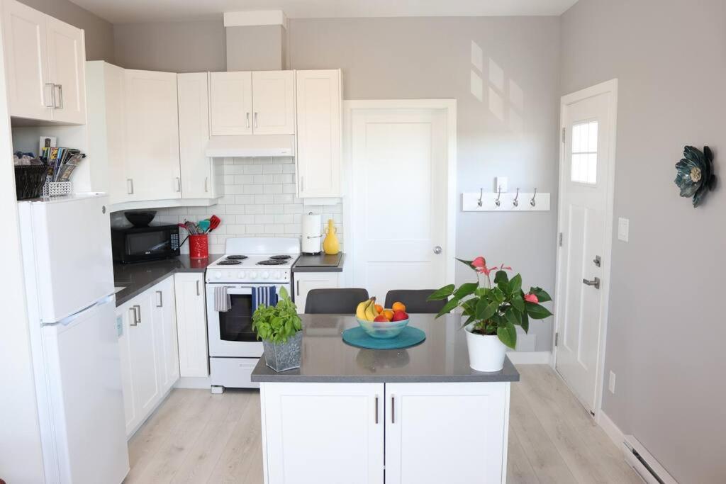 Victoria Vacations - LOCATION LOCATION LOCATION IMMACULATE 1 BEDROOM SUITE - Property Image 9