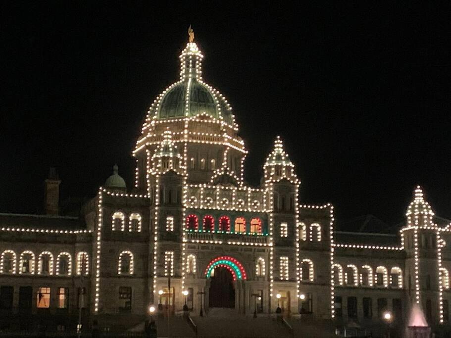 Victoria Vacations - LOCATION LOCATION LOCATION IMMACULATE 1 BEDROOM SUITE - Property Image 34