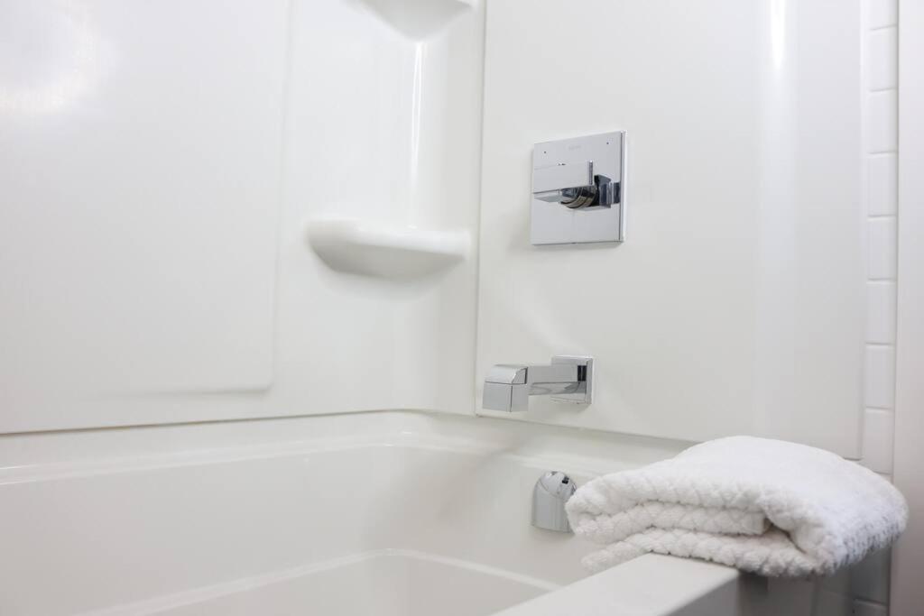 Victoria Vacations - LOCATION LOCATION LOCATION IMMACULATE 1 BEDROOM SUITE - Property Image 45