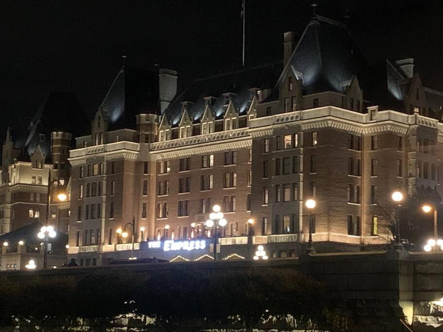 Victoria Vacations - LOCATION LOCATION LOCATION IMMACULATE 1 BEDROOM SUITE - Property Image 98