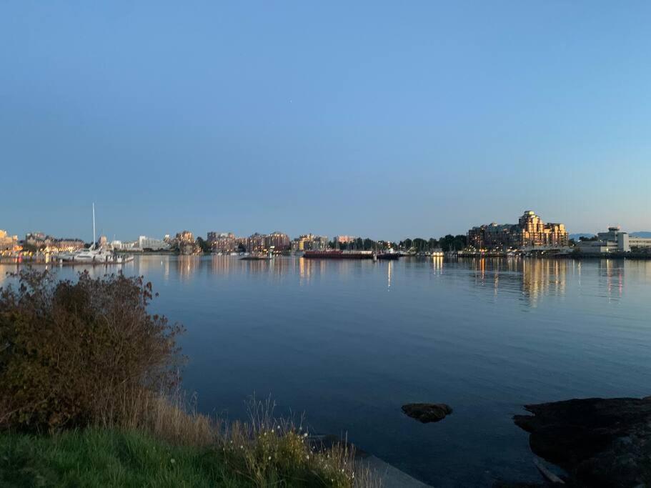 Victoria Vacations - LOCATION LOCATION LOCATION IMMACULATE 1 BEDROOM SUITE - Property Image 100