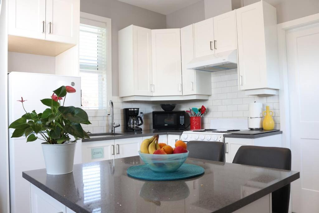 Victoria Vacations - LOCATION LOCATION LOCATION IMMACULATE 1 BEDROOM SUITE - Property Image 10