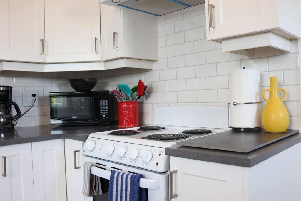 Victoria Vacations - LOCATION LOCATION LOCATION IMMACULATE 1 BEDROOM SUITE - Property Image 12