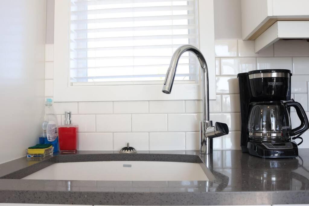 Victoria Vacations - LOCATION LOCATION LOCATION IMMACULATE 1 BEDROOM SUITE - Property Image 16