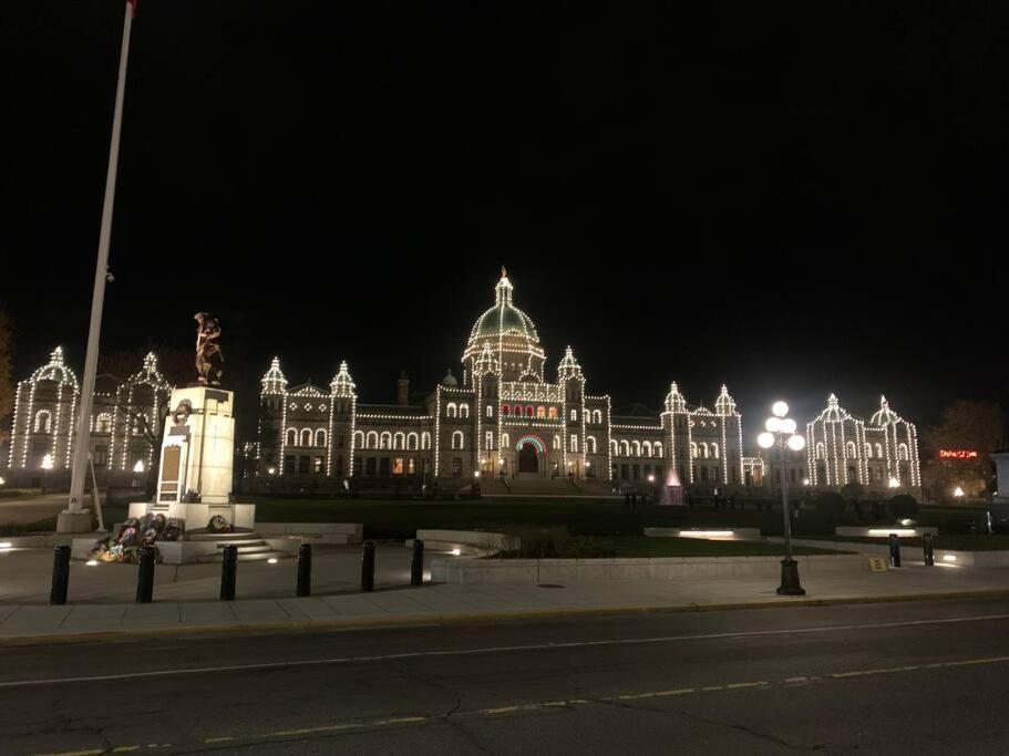 Victoria Vacations - LOCATION LOCATION LOCATION IMMACULATE 1 BEDROOM SUITE - Property Image 101