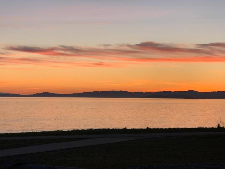 Victoria Vacations - LOCATION LOCATION LOCATION IMMACULATE 1 BEDROOM SUITE - Property Image 30