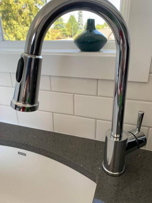 Victoria Vacations - LOCATION LOCATION LOCATION IMMACULATE 1 BEDROOM SUITE - Property Image 17