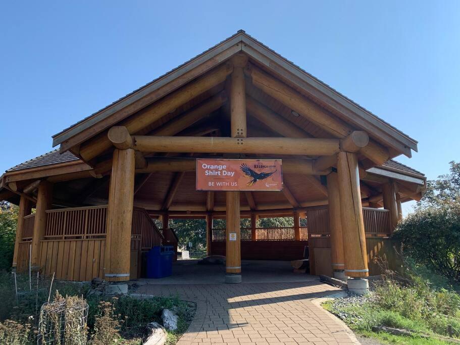 Victoria Vacations - LOCATION LOCATION LOCATION IMMACULATE 1 BEDROOM SUITE - Property Image 103