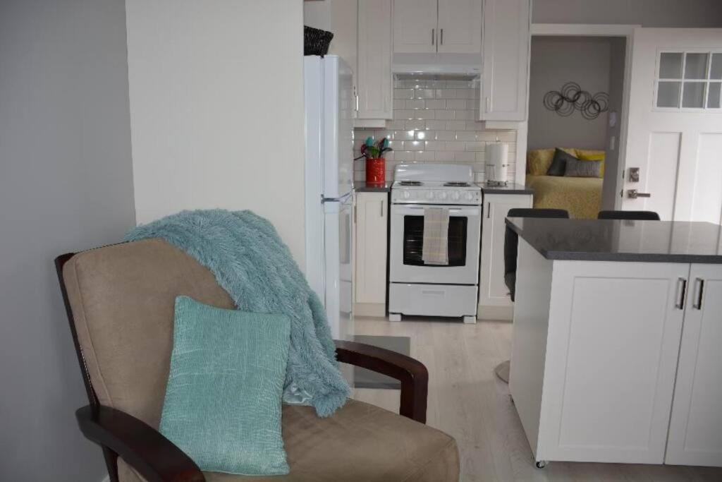 Victoria Vacations - LOCATION LOCATION LOCATION IMMACULATE 1 BEDROOM SUITE - Property Image 13