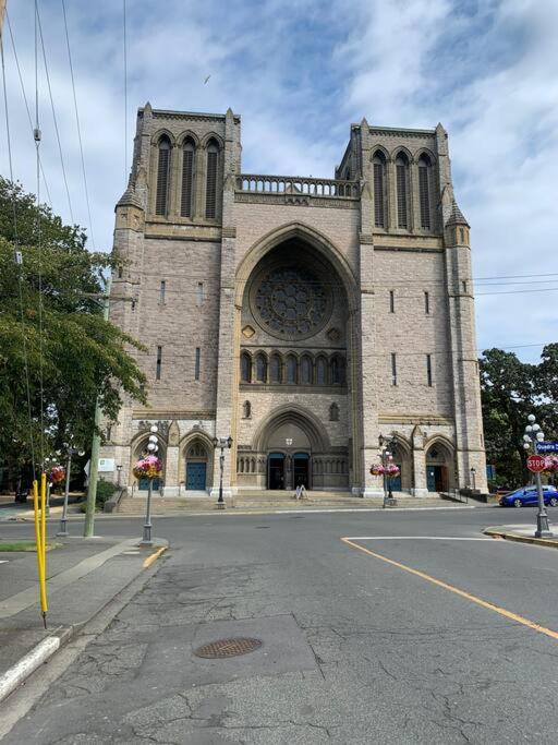 Victoria Vacations - LOCATION LOCATION LOCATION IMMACULATE 1 BEDROOM SUITE - Property Image 104