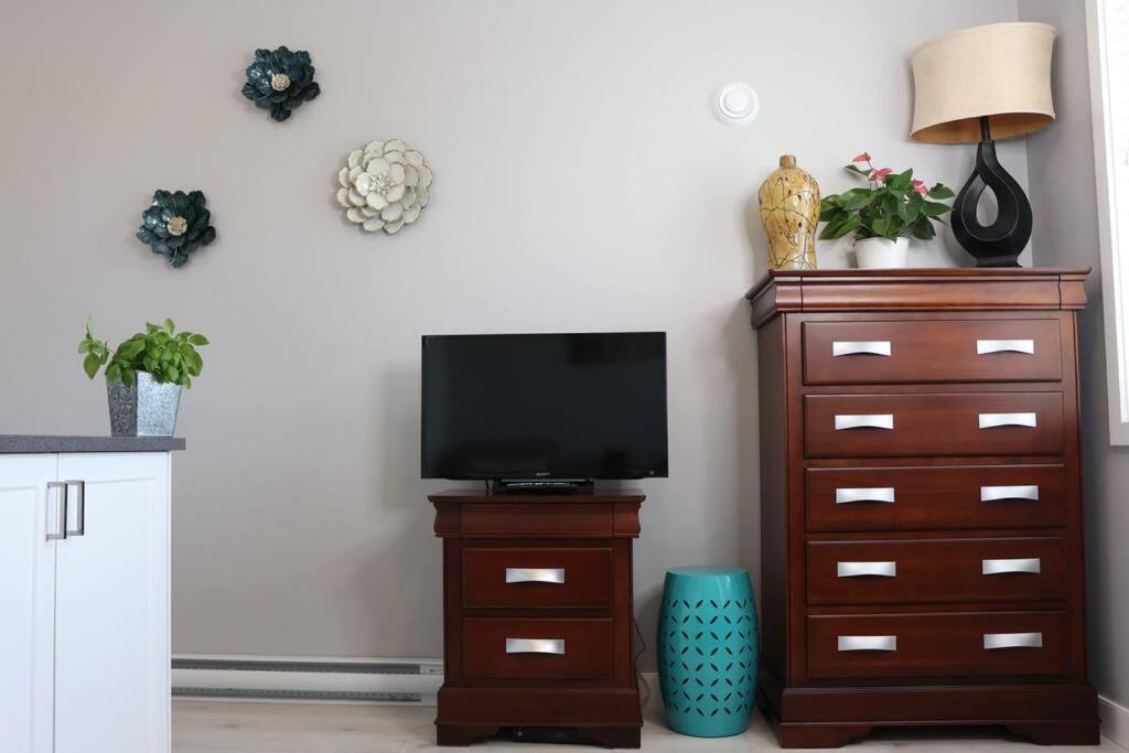 Victoria Vacations - LOCATION LOCATION LOCATION IMMACULATE 1 BEDROOM SUITE - Property Image 22