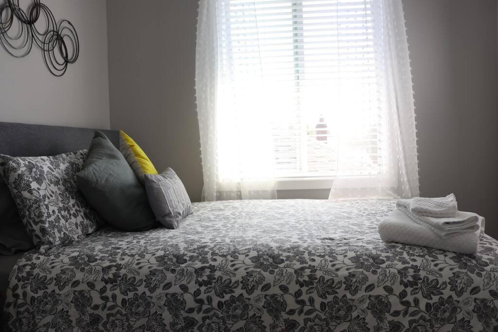 Victoria Vacations - LOCATION LOCATION LOCATION IMMACULATE 1 BEDROOM SUITE - Property Image 42