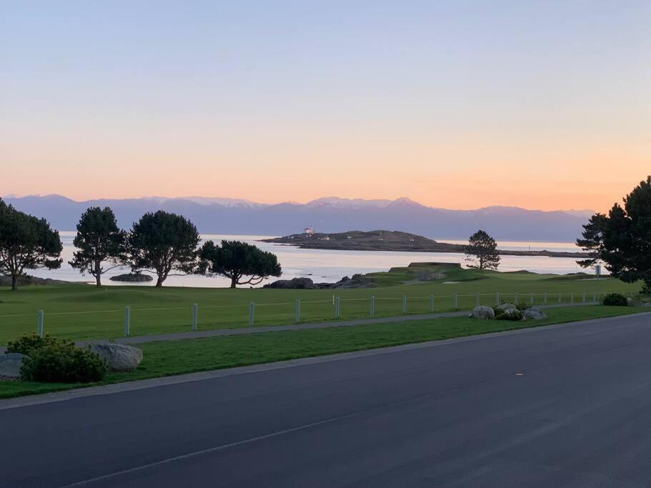 Victoria Vacations - LOCATION LOCATION LOCATION IMMACULATE 1 BEDROOM SUITE - Property Image 67