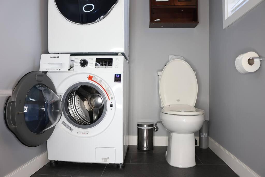 Victoria Vacations - LOCATION LOCATION LOCATION IMMACULATE 1 BEDROOM SUITE - Property Image 51