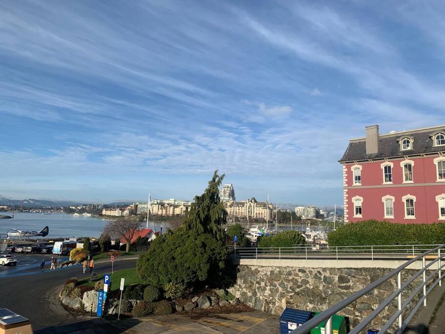 Victoria Vacations - LOCATION LOCATION LOCATION IMMACULATE 1 BEDROOM SUITE - Property Image 64