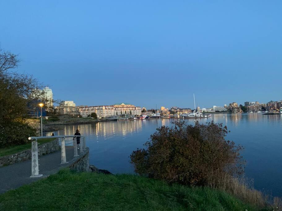 Victoria Vacations - LOCATION LOCATION LOCATION IMMACULATE 1 BEDROOM SUITE - Property Image 69