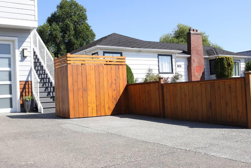 Victoria Vacations - LOCATION LOCATION LOCATION IMMACULATE 1 BEDROOM SUITE - Property Image 53