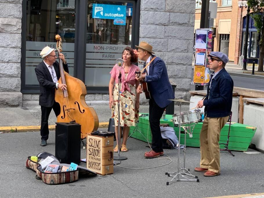 Victoria Vacations - LOCATION LOCATION LOCATION IMMACULATE 1 BEDROOM SUITE - Property Image 105