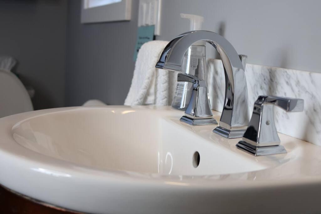 Victoria Vacations - LOCATION LOCATION LOCATION IMMACULATE 1 BEDROOM SUITE - Property Image 49