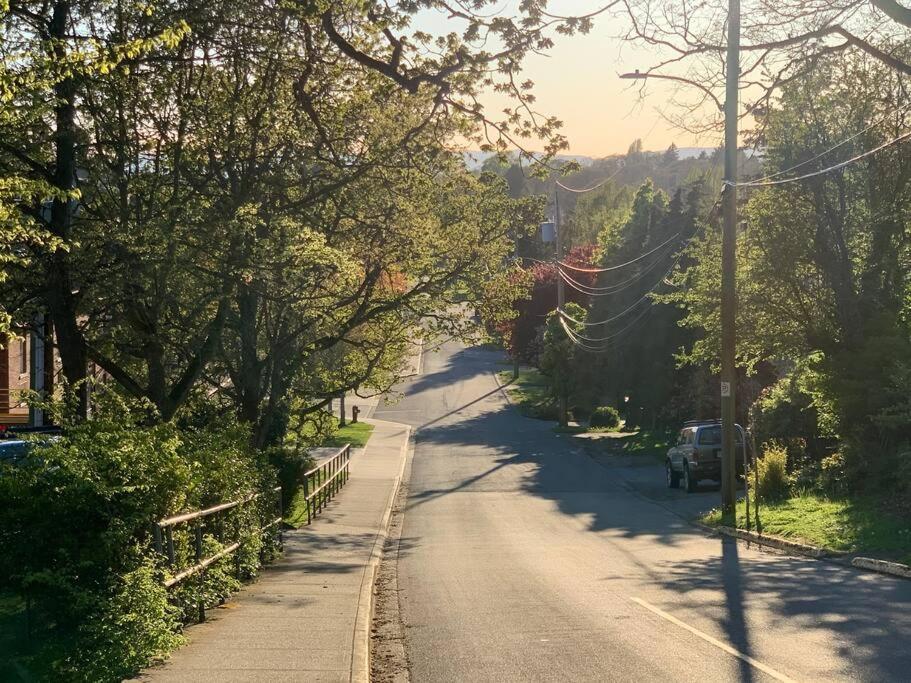 Victoria Vacations - LOCATION LOCATION LOCATION IMMACULATE 1 BEDROOM SUITE - Property Image 25