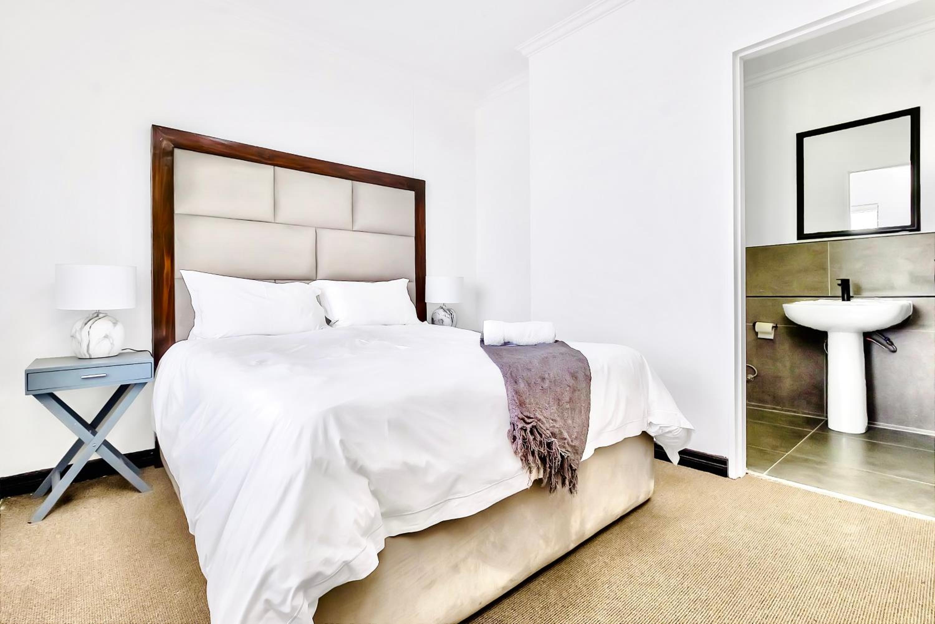 Sandton Lux, 2 Bedroom & 2 Ensuite, No Load shedding