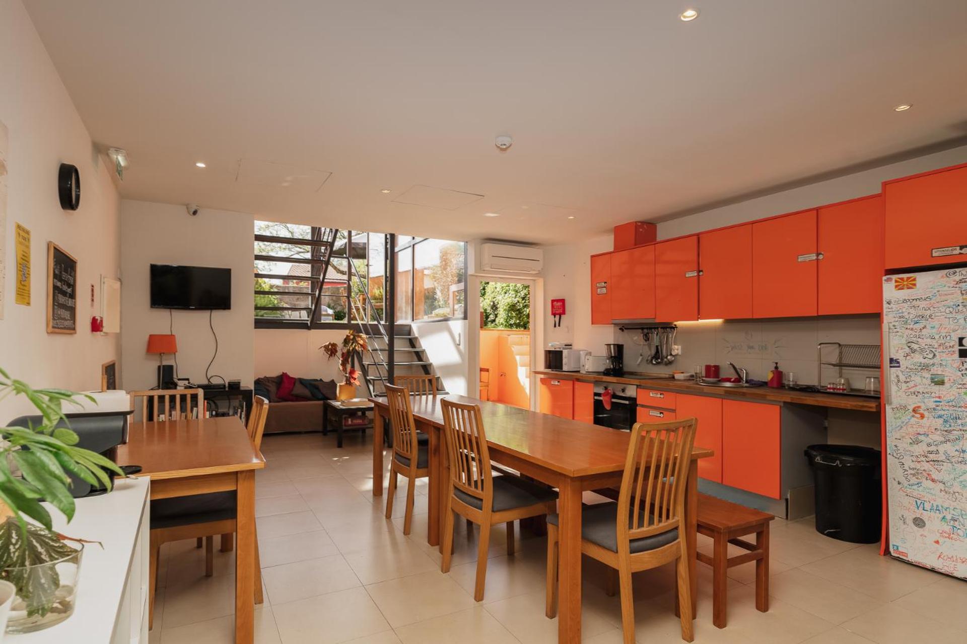 Peach Hostel & Suites view 5