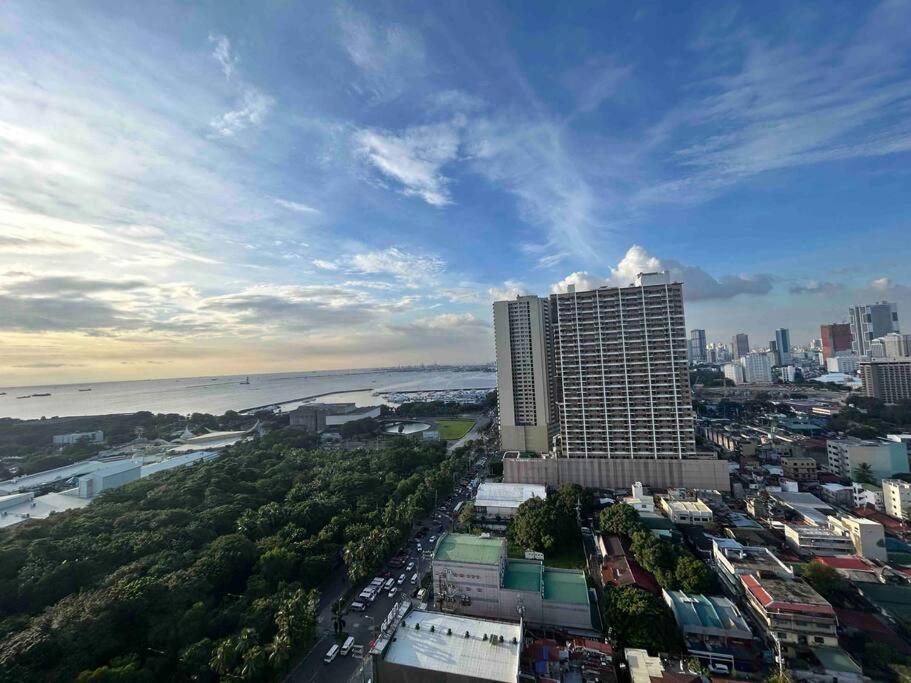 Condo with Bayview in Manila (along Roxas Boulevard) view 2