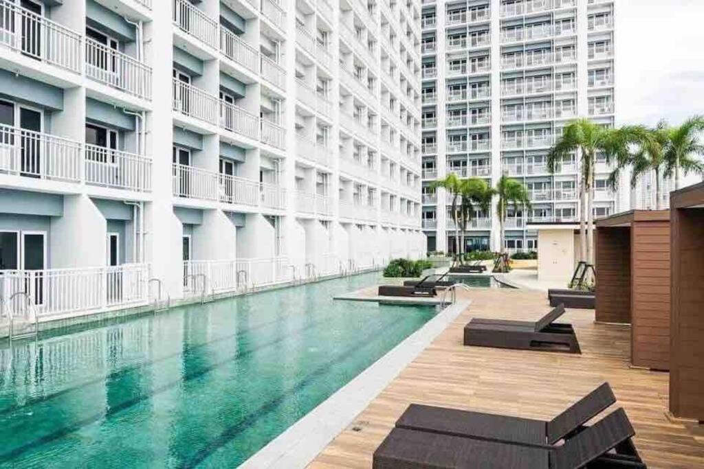 Condo with Bayview in Manila (along Roxas Boulevard) view 5