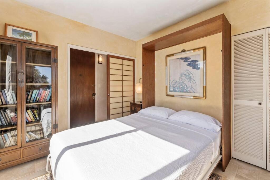 Hale Mahina A301- Direct Beachfront Updated Corner Unit Stunner! view 3