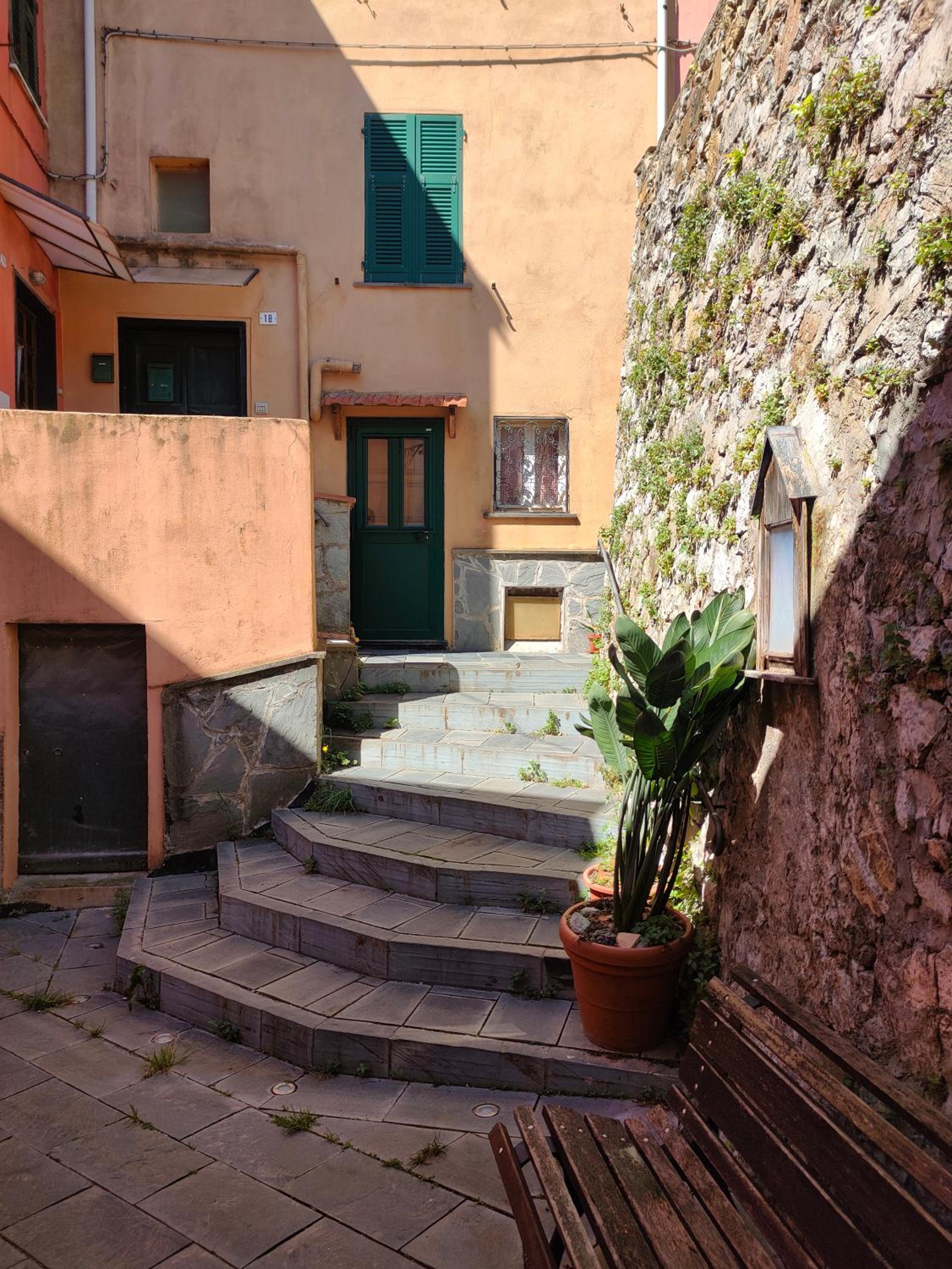 Appartamento tra le Cinque Terre, Camogli e Portofino con scorcio mare all'orizzonte