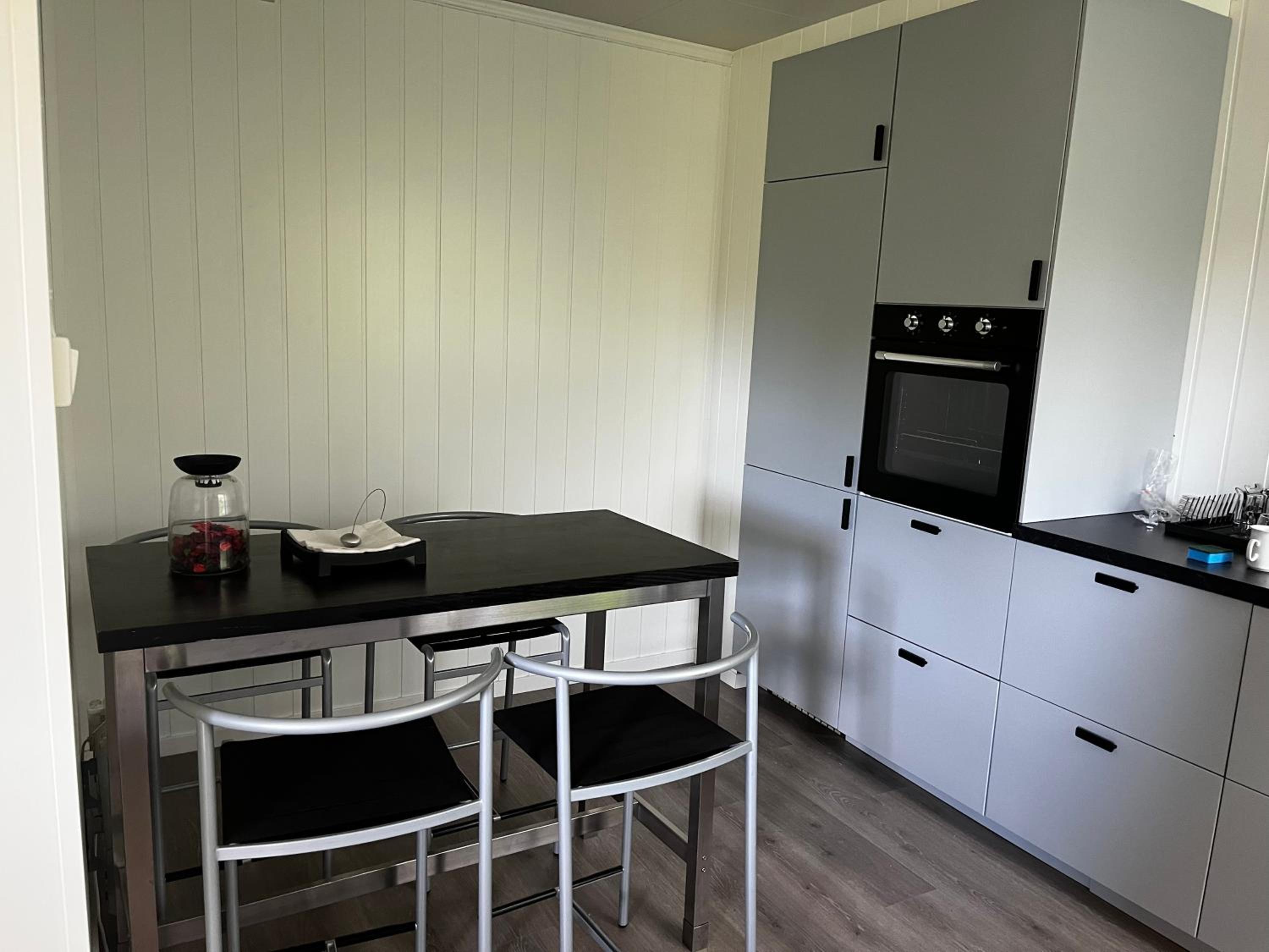 Feriehus nær sjøen på Kvenvær