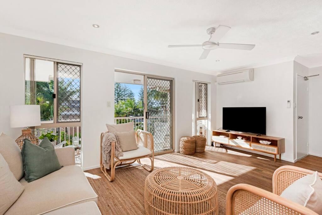 Burleigh Beach Apartment - Self Catering