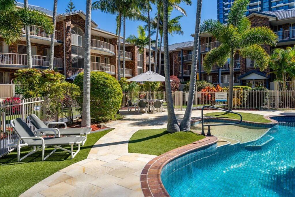 Burleigh Beach Apartment - Self Catering