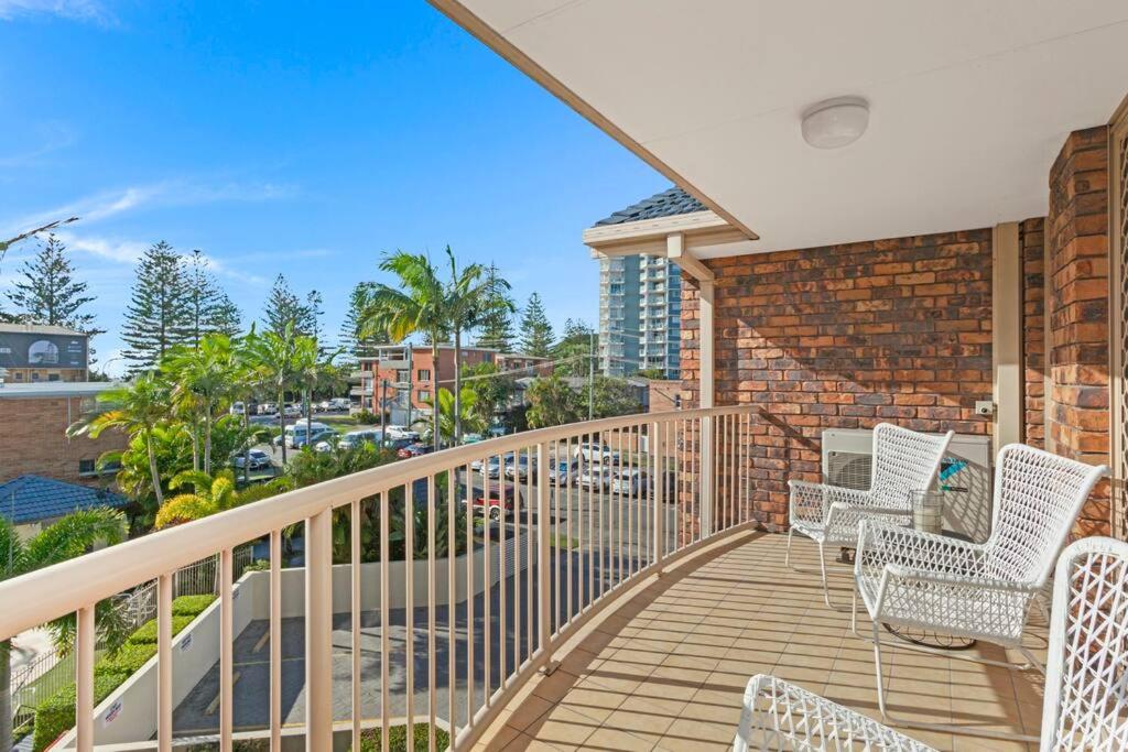 Burleigh Beach Apartment - Self Catering