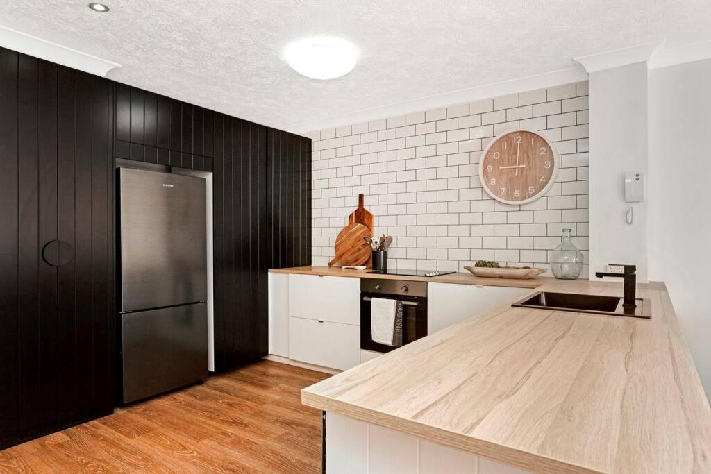 Burleigh Beach Apartment - Self Catering