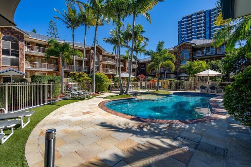 Burleigh Beach Apartment - Self Catering