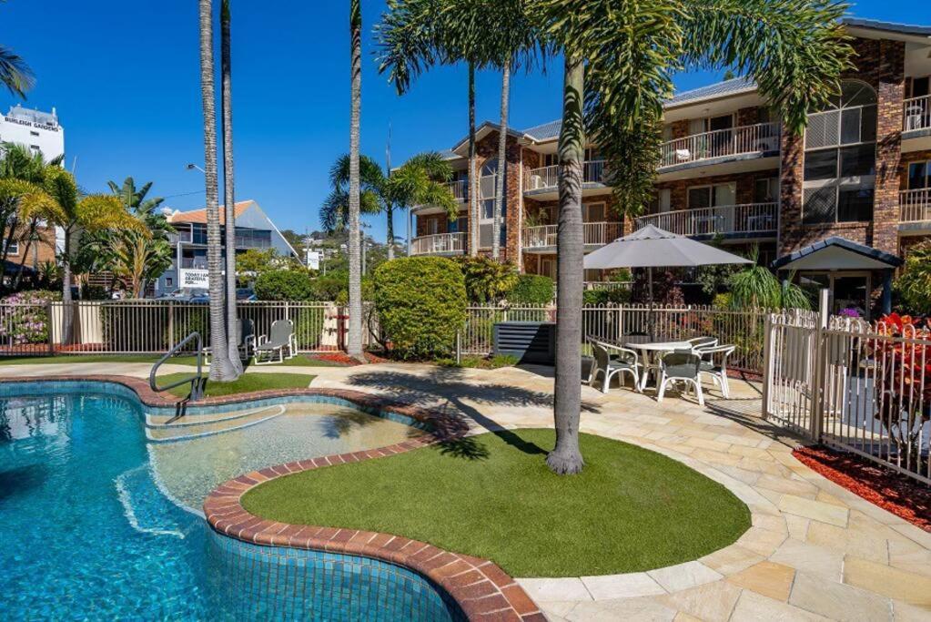 Burleigh Beach Apartment - Self Catering