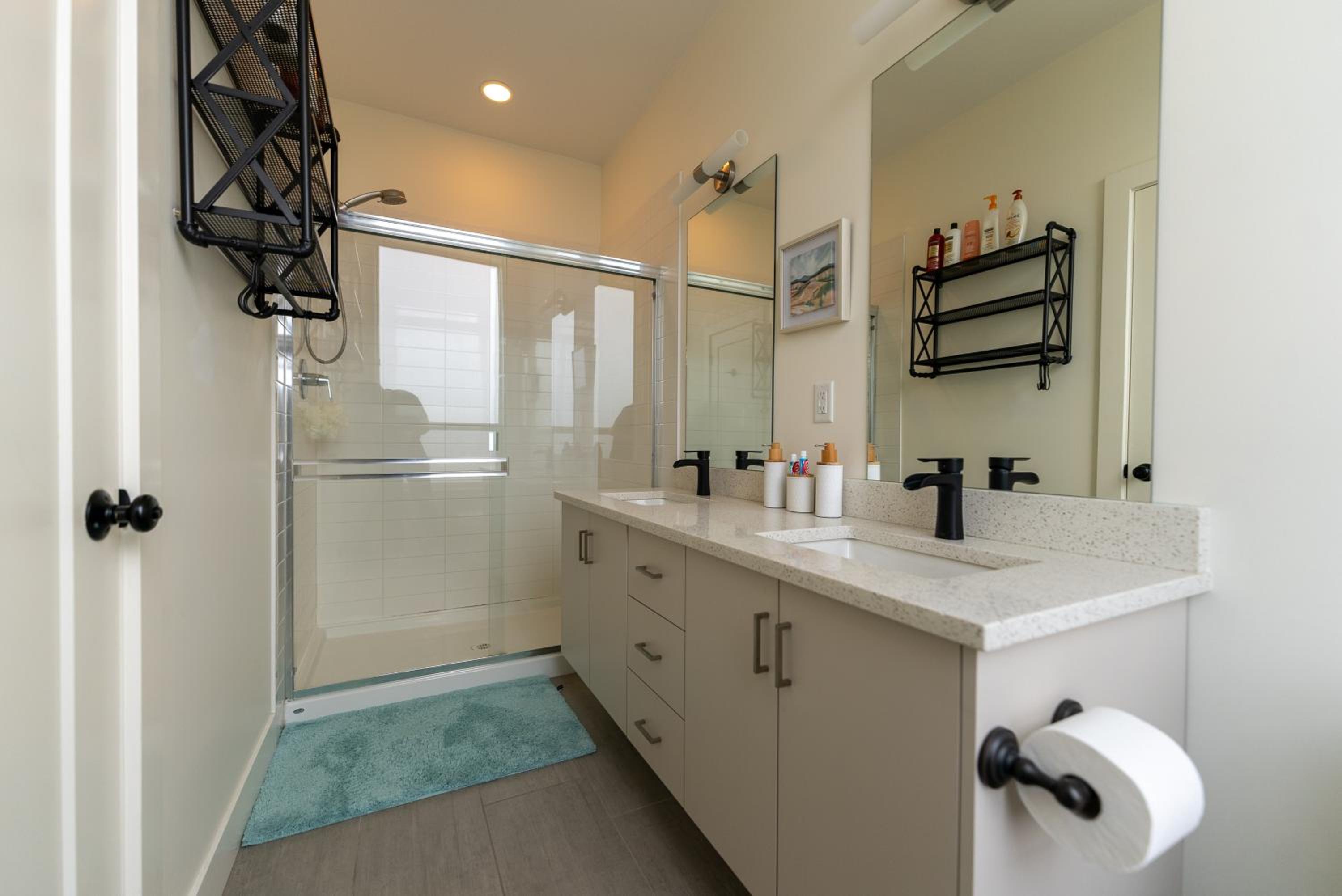 Mountain Retreat with Views, Hot Tub, Games & AC