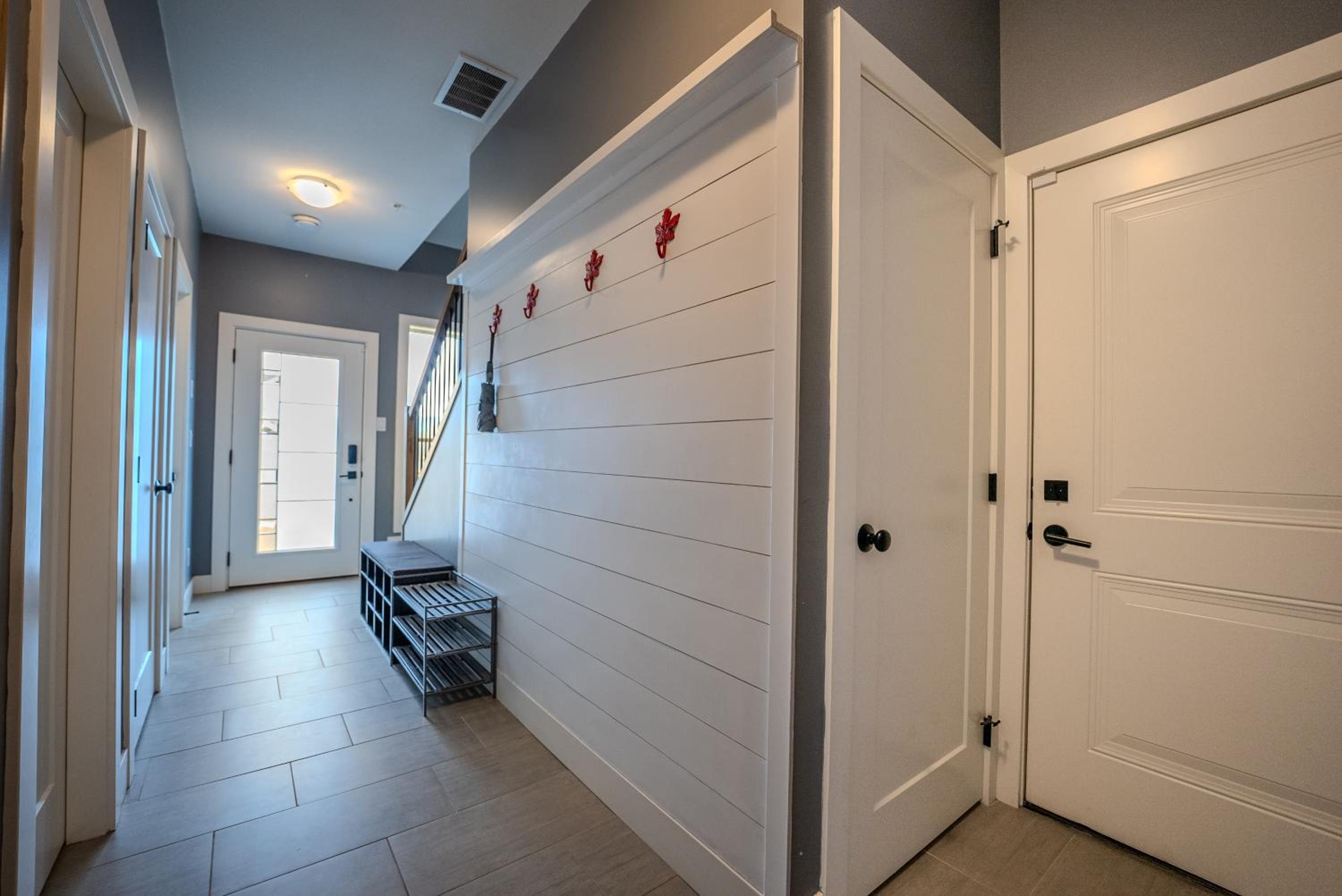 Mountain Retreat with Views, Hot Tub, Games & AC
