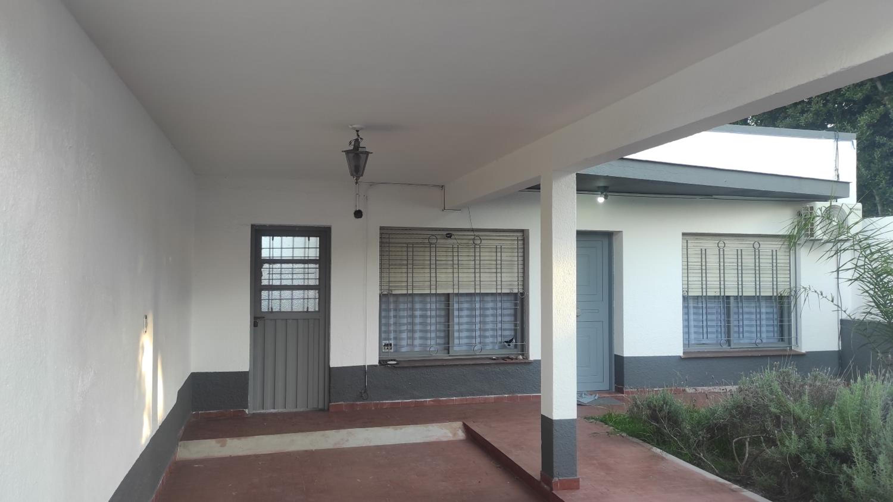 casa con garaje rejas pileta y camaras a 24 minutos del aeropuerto Ezeiza Amplio parque para mascotas tranfer las 24 horas