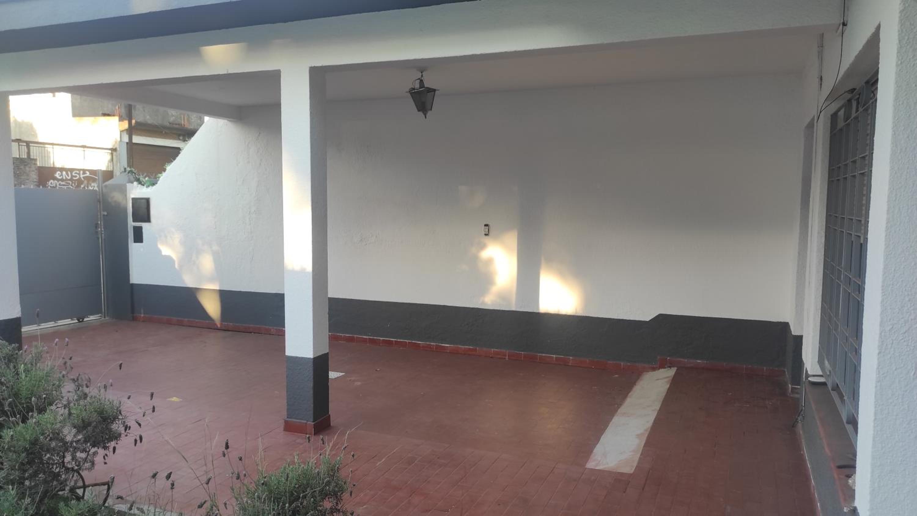 casa con garaje rejas pileta y camaras a 24 minutos del aeropuerto Ezeiza Amplio parque para mascotas tranfer las 24 horas