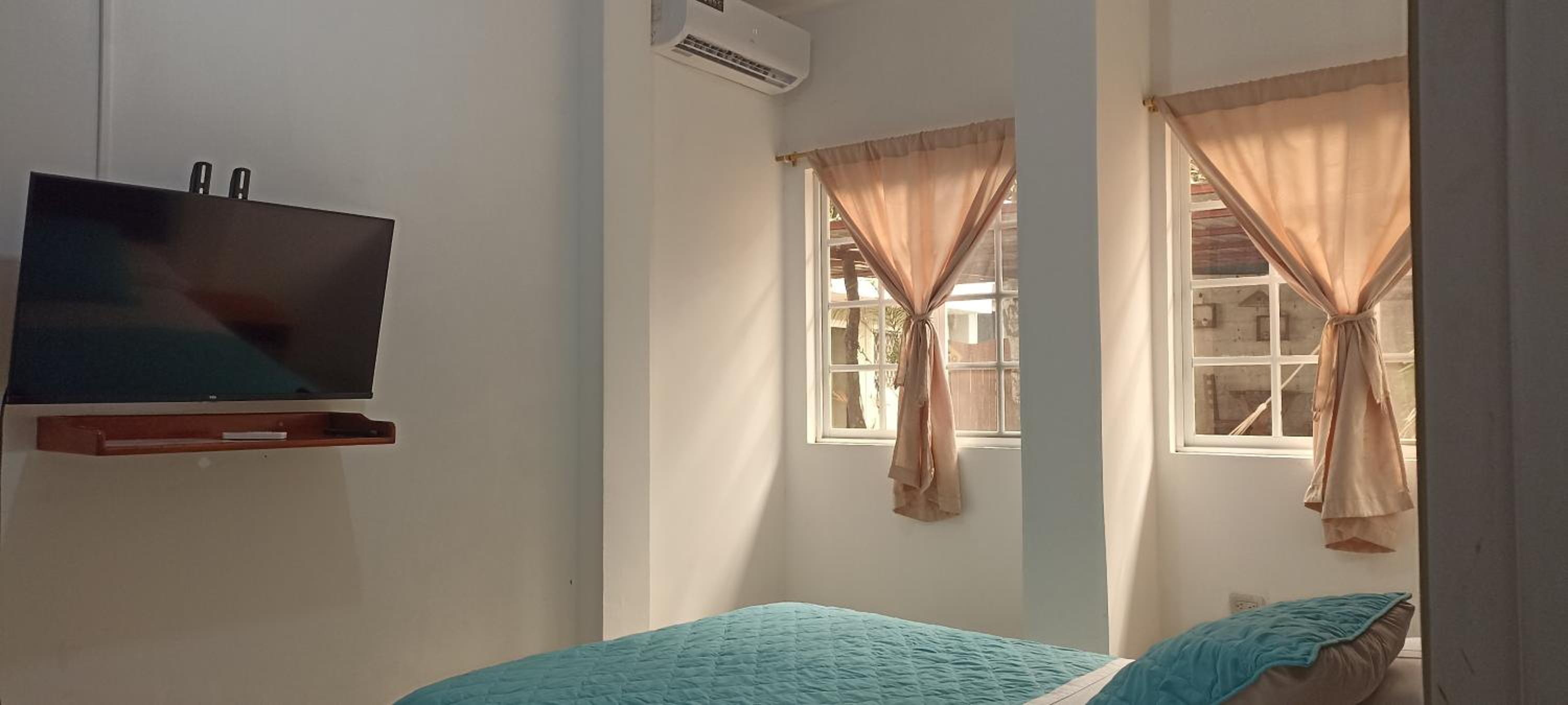 Teresita's House Suites con cocina privada , ideal para parejas, AC, wifi agua caliente, cerca del aeropuerto, a pocos pasos del malecón San Cristóbal