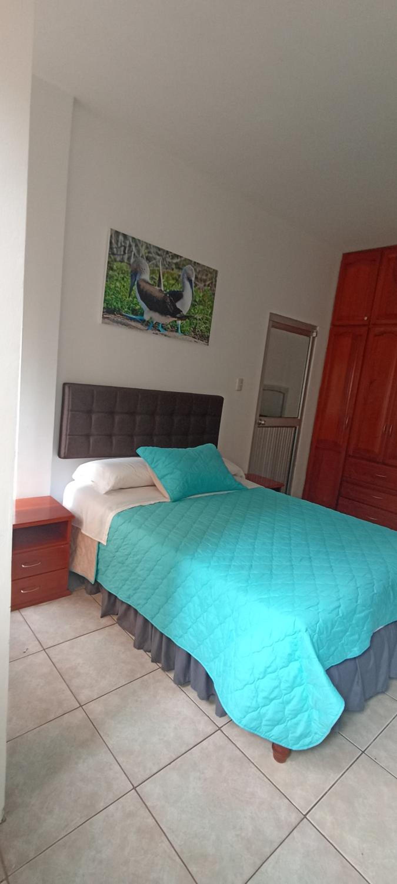 Teresita's House Suites con cocina privada , ideal para parejas, AC, wifi agua caliente, cerca del aeropuerto, a pocos pasos del malecón San Cristóbal